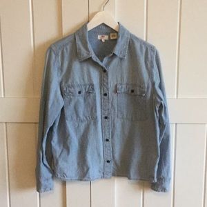 Cropped Levi’s Chambray Shirt